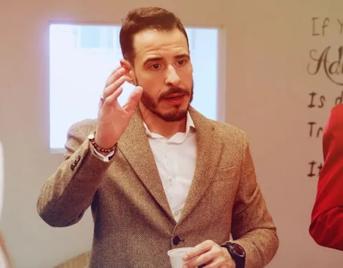 
          Imagem ilustrativa da imagem ‘Calvo do Campari’ é preso acusado de agressão pela namorada e solto com medidas protetivas
          