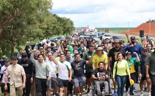 
          Imagem ilustrativa da imagem Caminhada de Nikolas tem mutirão de selfies e atrai políticos em busca visibilidade
          