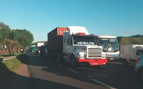 
          Imagem ilustrativa da imagem Caminhoneiros dizem que vão cruzar os braços a partir desta quinta-feira
          