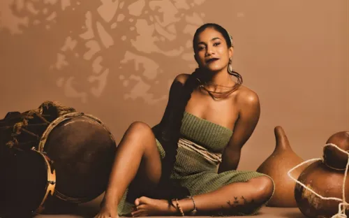 
          Imagem ilustrativa da imagem Cantora e compositora Poli celebra ancestralidade em show no Teatro do Parque
          