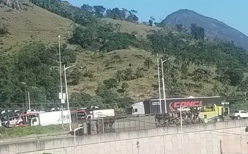 
          Imagem ilustrativa da imagem Carreta-cegonha tomba no viaduto da Ceasa e complica trânsito em Cariacica
          