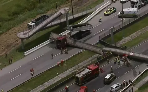 
          Imagem ilustrativa da imagem Carreta derruba passarela no Rio e motorista de carro morre esmagado pela estrutura
          