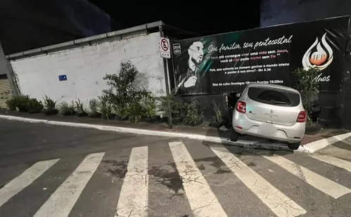 
          Imagem ilustrativa da imagem Carro invade muro de igreja e causa estrago
          