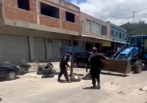 
          Imagem ilustrativa da imagem ‘Barricada Zero’: Rio tem quase 14 mil barreiras e Castro anuncia operação em 11 cidades do Estado
          