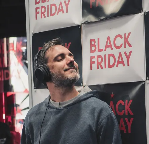 
          Imagem ilustrativa da imagem Cerca de 55% dos brasileiros ainda não sabem se vão aproveitar a Black Friday
          