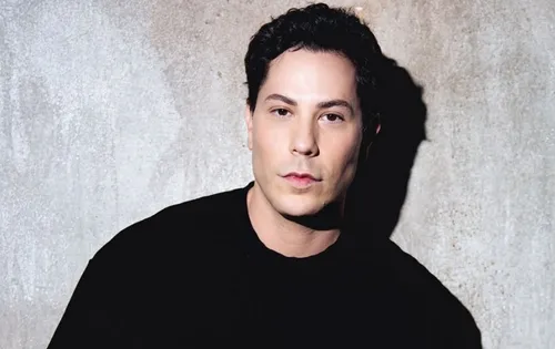 
          Imagem ilustrativa da imagem Christian Chávez apresenta turnê "Para Siempre" no Recife
          