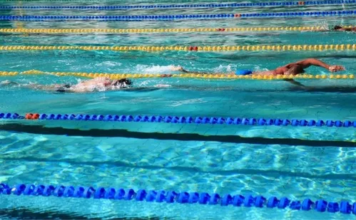
          Imagem ilustrativa da imagem Clube Álvares Cabral recebe promessas da natação até sábado
          