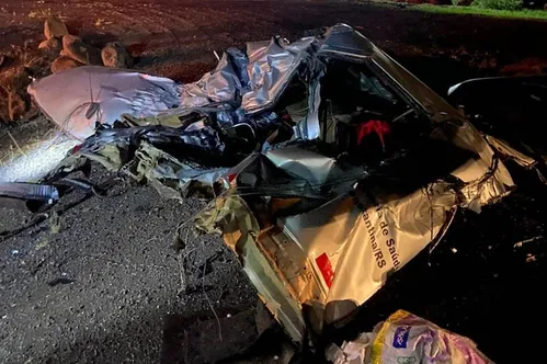 
          Imagem ilustrativa da imagem Colisão de caminhão e van deixa 5 mortos em rodovia no RS
          