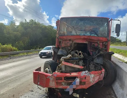
          Imagem ilustrativa da imagem Colisão entre caminhões deixa um ferido na BR-101, em Igarassu
          