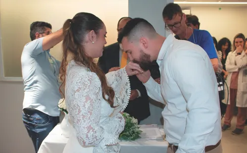 
          Imagem ilustrativa da imagem Com a mãe internada, noiva se casa dentro de hospital em Cariacica
          