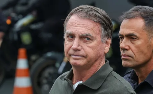 
          Imagem ilustrativa da imagem Começa cirurgia de Jair Bolsonaro para correção de hérnia
          