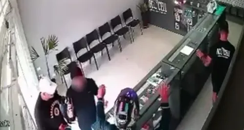 
          Imagem ilustrativa da imagem Comerciante reage a assalto em loja em Curitiba; suspeito e cliente morrem
          