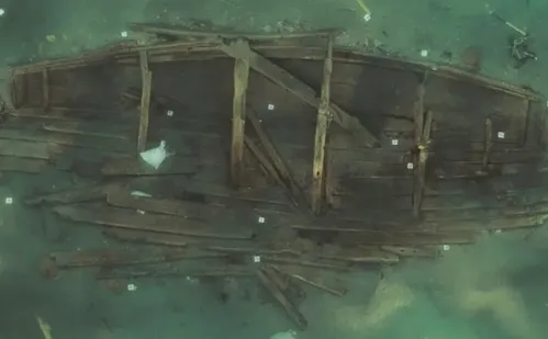 
          Imagem ilustrativa da imagem Coreia do Sul recupera navio naufragado há 600 anos com carga intacta
          