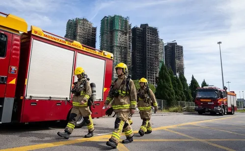 
          Imagem ilustrativa da imagem Corpos são achados em telhados e número de mortos em incêndio em Hong Kong sobe
          