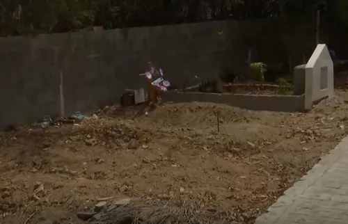 
          Imagem ilustrativa da imagem Coveiro e esposa presos por enterrar jovem viva durante ritual macabro em Sanharó
          