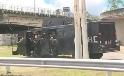 
          Imagem ilustrativa da imagem Criança é baleada dentro de escola durante tiroteio no Rio de Janeiro
          