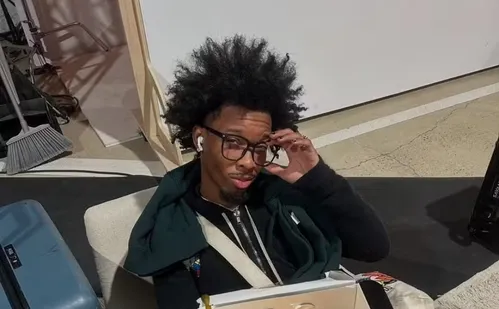 
          Imagem ilustrativa da imagem D4vd decapitou, desmembrou e manteve o cadáver da ex congelado por meses, diz site
          