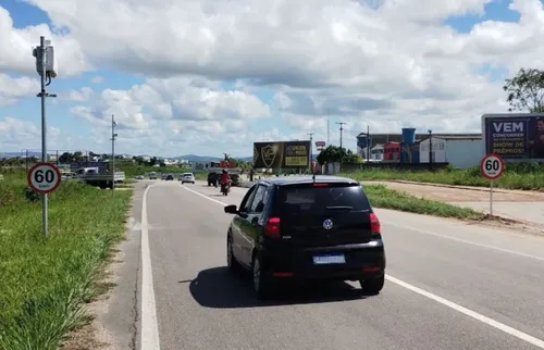 
          Imagem ilustrativa da imagem DER-PE instala 35 novas lombadas nas rodovias; motoristas devem ficar atentos
          