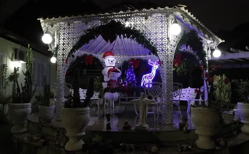 
          Imagem ilustrativa da imagem Decoração natalina: cenários mágicos para celebrar o Natal em casa
          