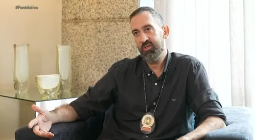 
          Imagem ilustrativa da imagem Delegado baleado em megaoperação no Rio diz que só sobreviveu porque colegas ‘não desistiram’
          