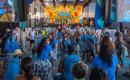 
          Imagem ilustrativa da imagem Delírio Tropical encerra a noite com Banda de Congo Raízes nesta terça-feira
          