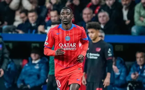 
          Imagem ilustrativa da imagem Dembélé confirma favoritismo e leva prêmio de melhor do mundo da Fifa
          