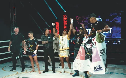 
          Imagem ilustrativa da imagem Denis Jr conquista cinturão em noite histórica na Serra
          