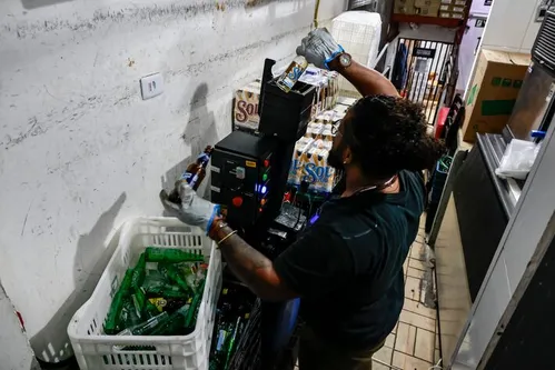 
          Imagem ilustrativa da imagem Descarte correto de garrafas é fundamental; projetos podem contribuir para segurança
          