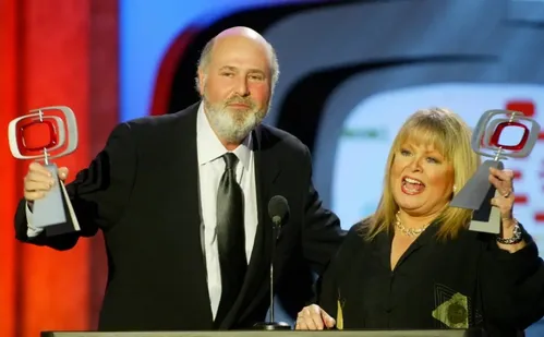 
          Imagem ilustrativa da imagem Diretor Rob Reiner e sua mulher são encontrados mortos em Los Angeles
          