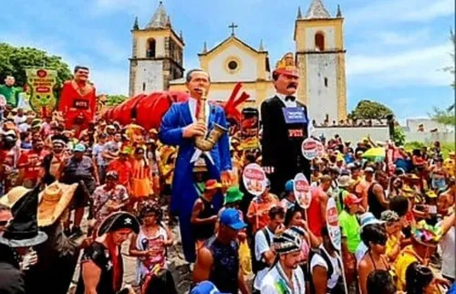 
          Imagem ilustrativa da imagem Do papel preso à gravata de Raymundo da Fonte nasceram fábricas e um legado inteiro
          