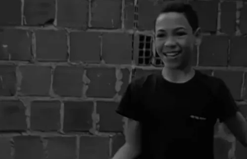 
          Imagem ilustrativa da imagem Dor e revolta no adeus a menino morto a caminho da igreja em Itamaracá
          