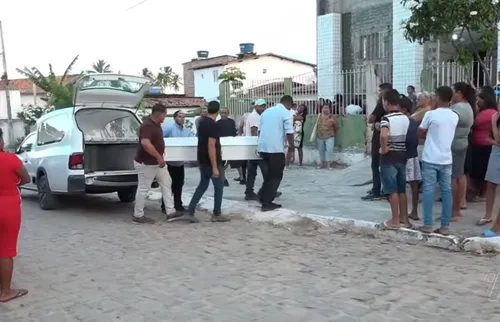 
          Imagem ilustrativa da imagem Dor e revolta no adeus a menino morto a caminho da igreja em Itamaracá
          