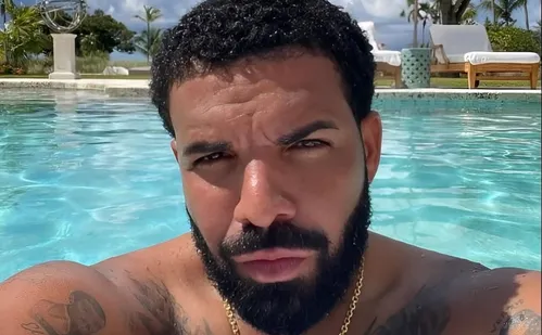 
          Imagem ilustrativa da imagem Drake é alvo de ação por suposto esquema de manipulação de streams e jogos de azar
          