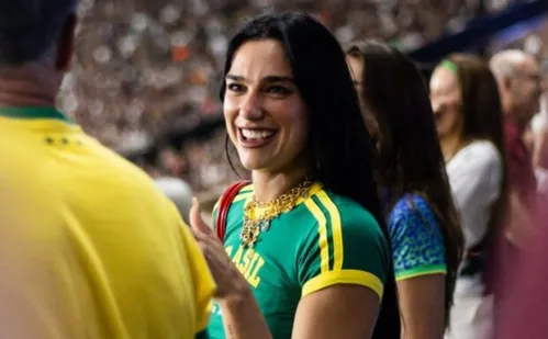 
          Imagem ilustrativa da imagem Dua Lipa encontra Sabrina Sato em ensaio da Vila Isabel e vai a jogo no Rio
          