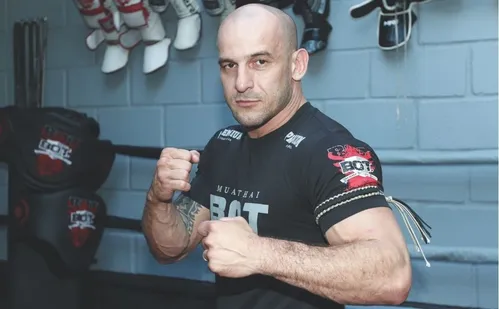 
          Imagem ilustrativa da imagem Dupla fortalece cenário do Muay Thai no ES
          