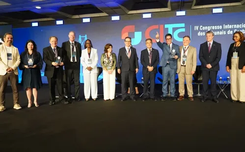 
          Imagem ilustrativa da imagem ES: TCE, Assembleia, Prefeituras e Câmaras recebem Selo Diamante por transparência
          