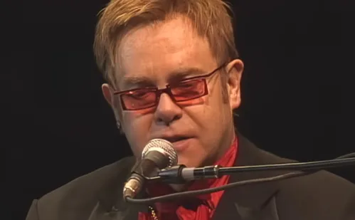 
          Imagem ilustrativa da imagem Elton John afirma que a sua perda de visão se agravou nos últimos meses
          