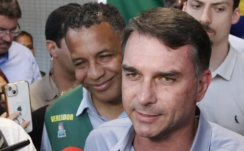 
          Imagem ilustrativa da imagem Em Vitória, Flávio Bolsonaro diz que Zema pode ser seu vice para 2026
          