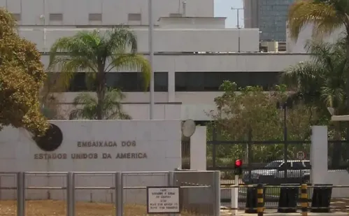 
          Imagem ilustrativa da imagem Embaixada dos EUA divulga vídeo em que trata autodeportação como presente de natal
          