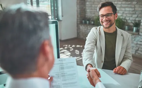 
          Imagem ilustrativa da imagem Empresas abrem 2 mil vagas para estudantes ganharem até R$ 2.588
          
