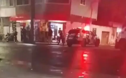 
          Imagem ilustrativa da imagem Encapuzados baleiam mulher e adolescente dentro de bar em Linhares
          