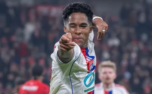 
          Imagem ilustrativa da imagem Endrick é titular no Lyon e estreia com gol contra o Lille
          