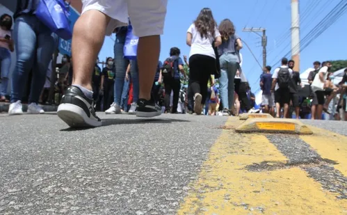 
          Imagem ilustrativa da imagem Enem 2025: candidatos fazem prova de matemática e ciências da natureza
          