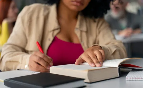 
          Imagem ilustrativa da imagem Ensino superior: seleção para bolsas em faculdades particulares
          