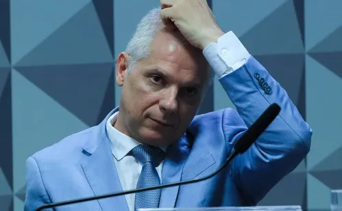 
          Imagem ilustrativa da imagem Entenda em 6 pontos o que levou o ex-presidente do INSS à prisão
          