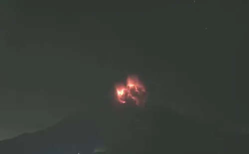 
          Imagem ilustrativa da imagem Erupção de vulcão no Japão levanta coluna de 4,4 km de cinzas e cancela voos
          