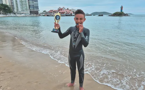 
          Imagem ilustrativa da imagem Estudante de 12 anos encara desafio e nada 15 km no mar
          