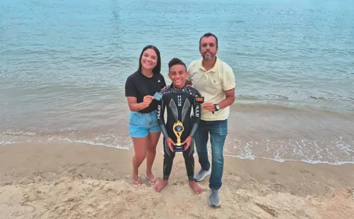 
          Imagem ilustrativa da imagem Estudante de 12 anos encara desafio e nada 15 km no mar
          