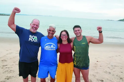 
          Imagem ilustrativa da imagem Estudante de 12 anos encara desafio e nada 15 km no mar
          