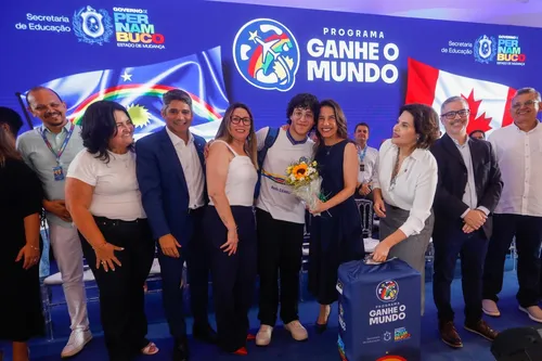 
          Imagem ilustrativa da imagem Estudantes aprovados no "Programa Ganhe o Mundo" recebem kits de viagem
          